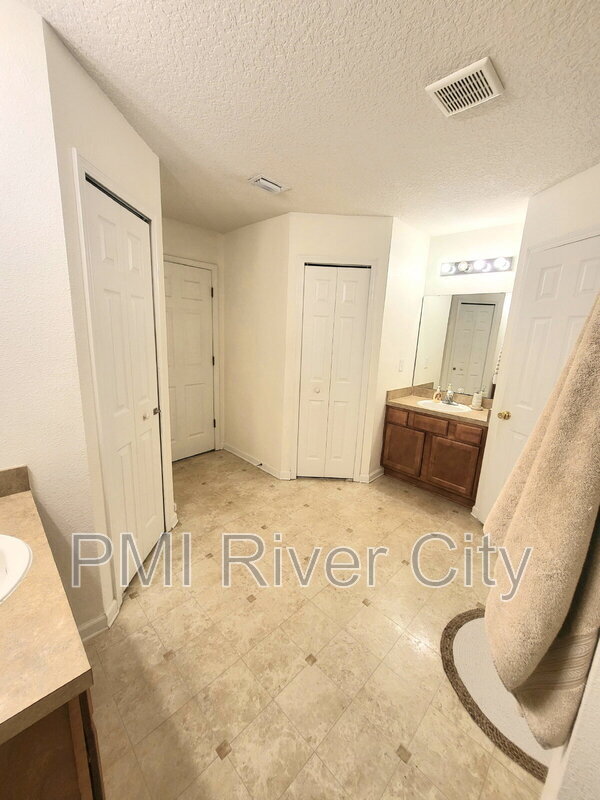 Building Photo - 2132 Sotterley Ln