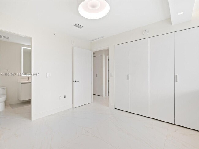 Building Photo - 700 NE 24th St