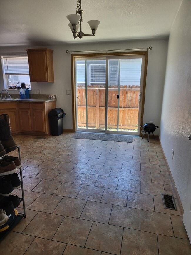 Building Photo - Look Here! Available 3bd 2ba Home!