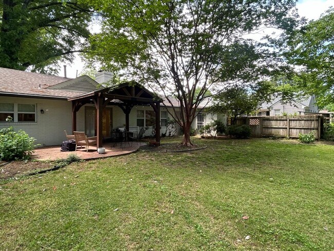 Building Photo - Great Location! Completely Renovated! Huge Backyard! Pets welcome, fees apply.