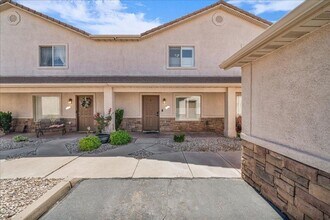 Building Photo - Great location 3 bed, 2.5 bath, 1 car garage townhome in the Dino Tracks area.