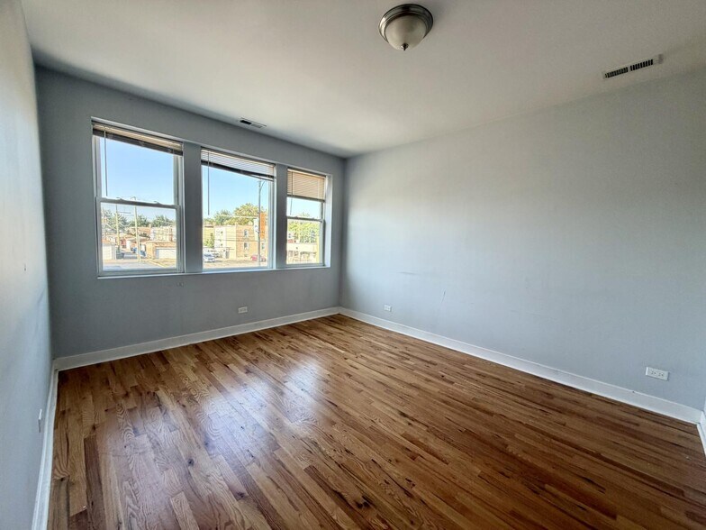 Building Photo - 4117 W Lawrence Ave