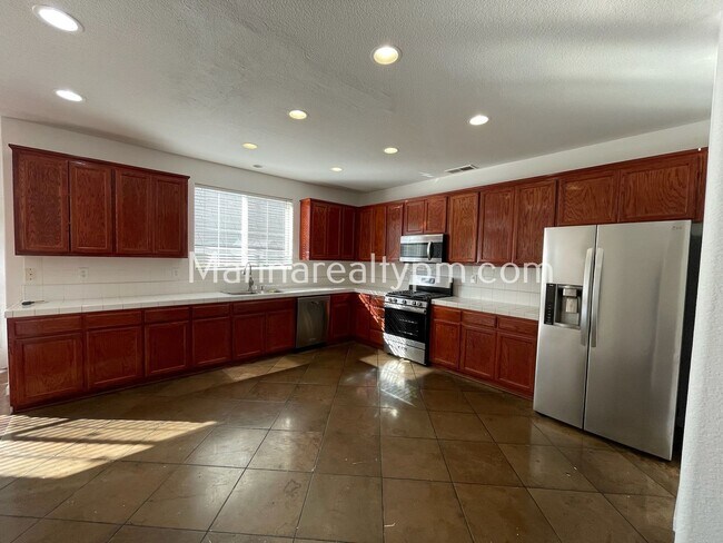 Building Photo - 5 Bedroom 2.5 Bath Two Story House