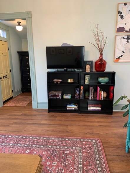 TV/books/puzzles - 3521 NE 8th Ave