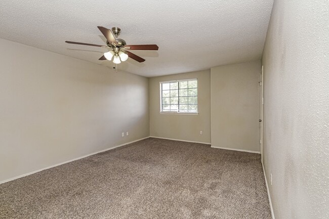 Building Photo - 15511 Evergreen Grove Dr
