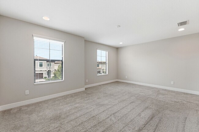 Building Photo - Absolutely Stunning 4 BR + LOFT + OFFICE/2.5 Bath/2 Car Garage home in Starkey Ranch!