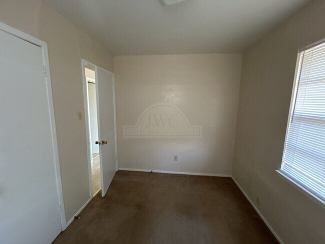 Building Photo - 1406 Bundrant Dr