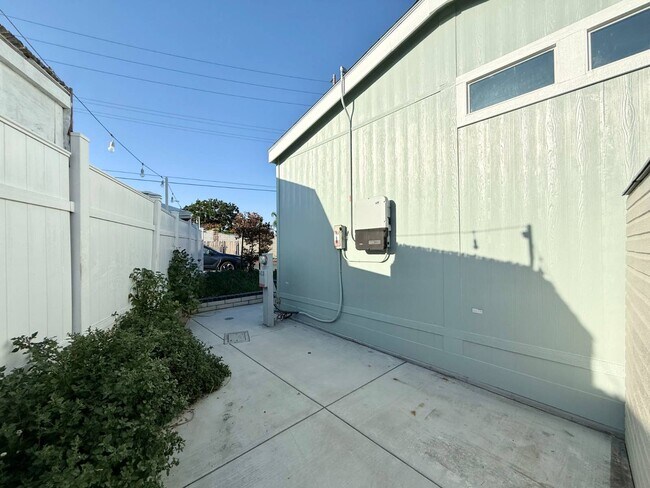 Building Photo - 80 Huntington St