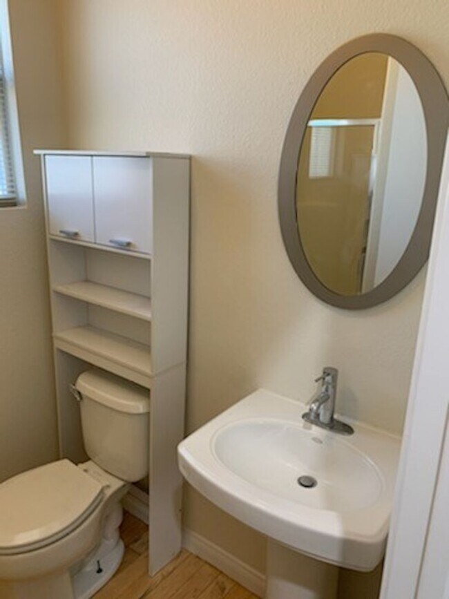 Building Photo - Amazing 2 bedroom Home- NW