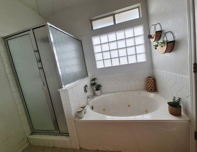 Building Photo - 1412 Stone Pointe Way