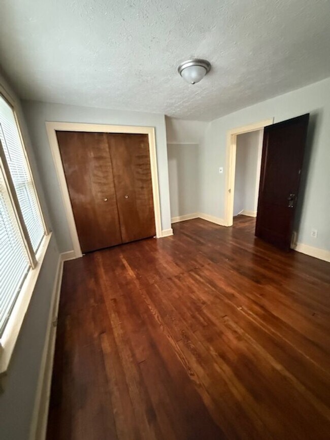 Building Photo - Large 3 Bedroom home with 2 car garage