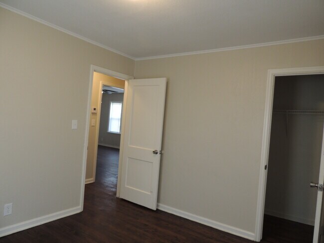 Building Photo - 5312 W 11th Pl