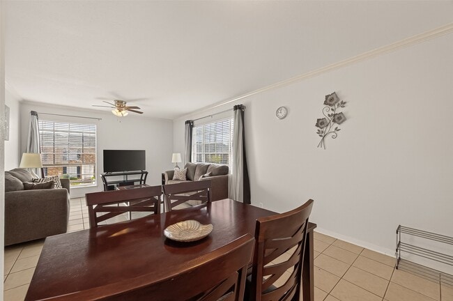 Building Photo - 2201 Fountain View Dr