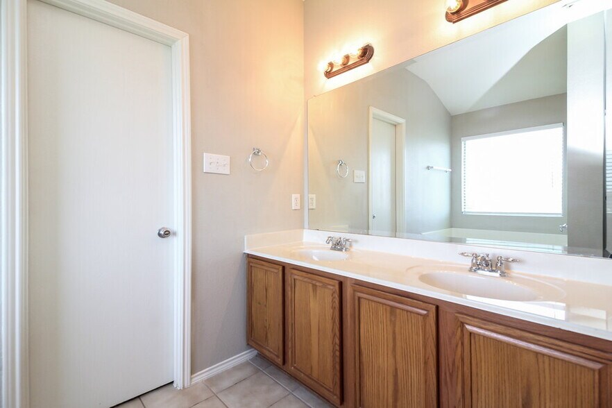 Building Photo - 808 Forest Grove Ln