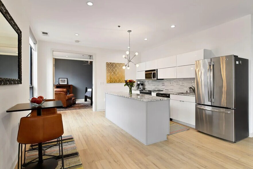 Building Photo - 3116 W Lake St