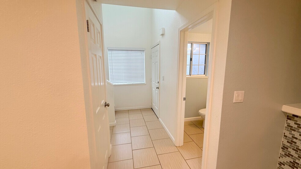 Building Photo - 1013 Woodside Rd