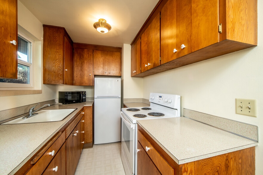 Building Photo - 922 10th Ave E