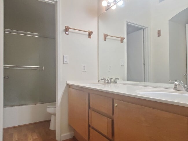 Building Photo - Spacious Condo, A/C, Wood Floors, Fresh Pa...