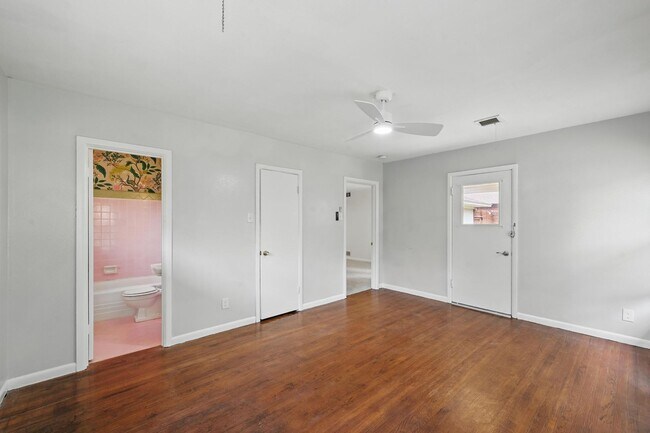 Building Photo - Newly Updated with Large Yard!