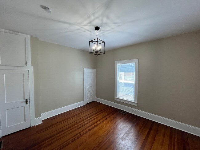 Building Photo - Newly Renovated 2 Bedroom Bungalow!!!