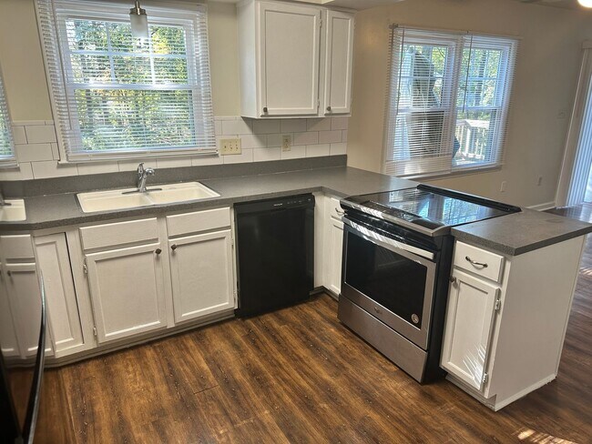 Building Photo - Beautiful Three Bedroom Home in the Wellington Subdivision!