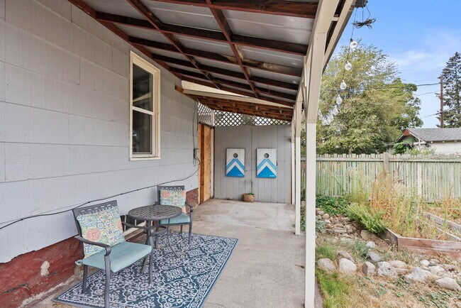 Building Photo - 1218 W Grace Ave
