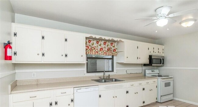 Building Photo - 2655 N Harbor Dr