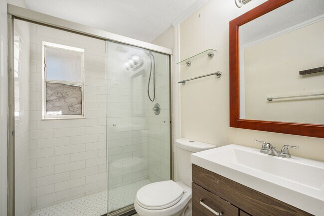Building Photo - Move in Ready! Modern Style, Renovated 3 b...