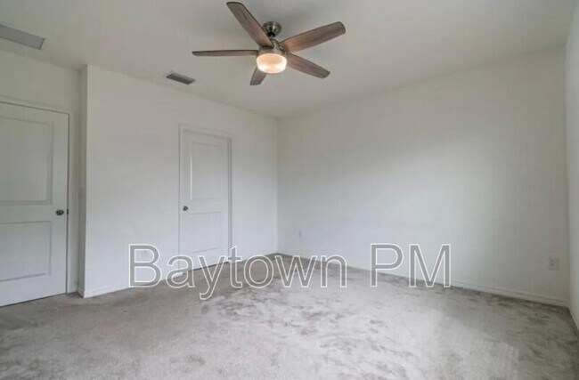 Building Photo - 1122 Hillhurst Dr