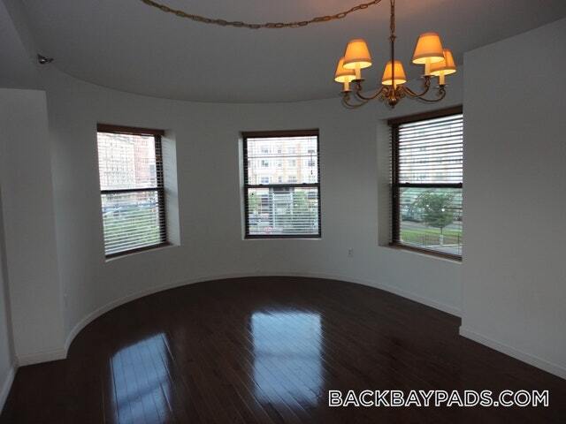 Building Photo - 636 Beacon St