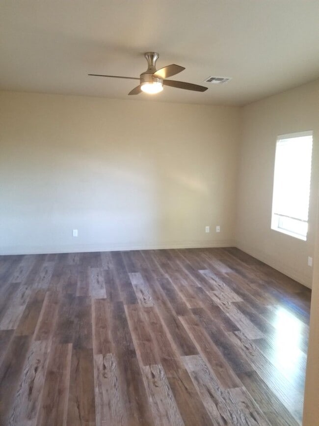 Building Photo - Beautiful, Pet Friendly, Multi-level, 2110 sqft, Luxury Townhouse w/A/C! 3 Bed, 2.5 Bath, + Loft ...