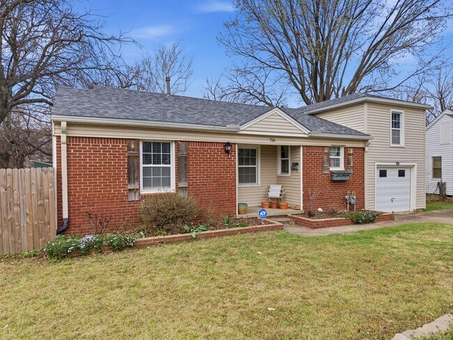 Building Photo - Charming Midtown bungalow just minutes from downtown!