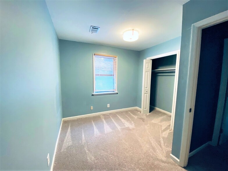 Bedroom - 1027 Curran St NW