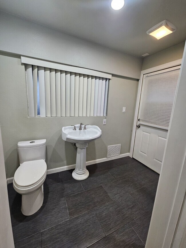 Building Photo - Beautifully renovated 2 bedroom 2 bath One car parking stall Laundry room onsite Courtyard Gated ...