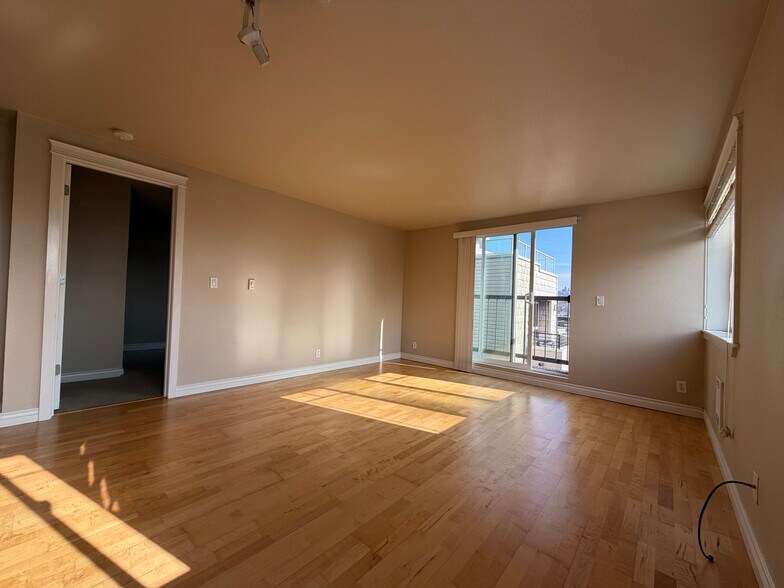 Building Photo - 2200 Thorndyke Ave W