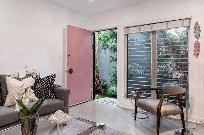 Building Photo - 1035 N Sierra Bonita Ave