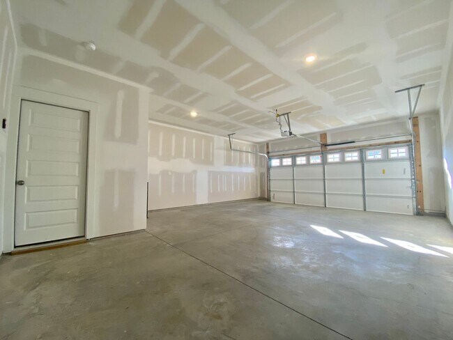 Building Photo - “Modern comfort meets Murfreesboro charm —...