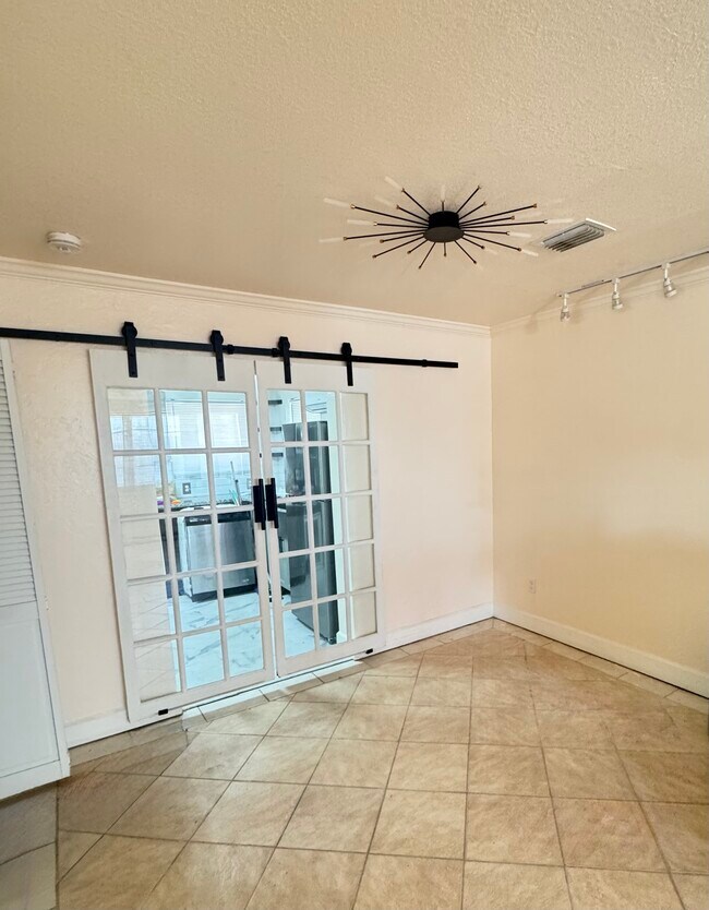 Building Photo - 15 Alamanda Dr