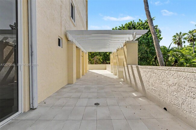 Building Photo - 731 Crandon Blvd