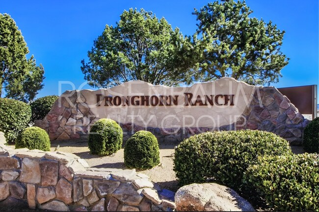 Building Photo - Gorgeous 3-bedrooms, 2-baths home in the h...