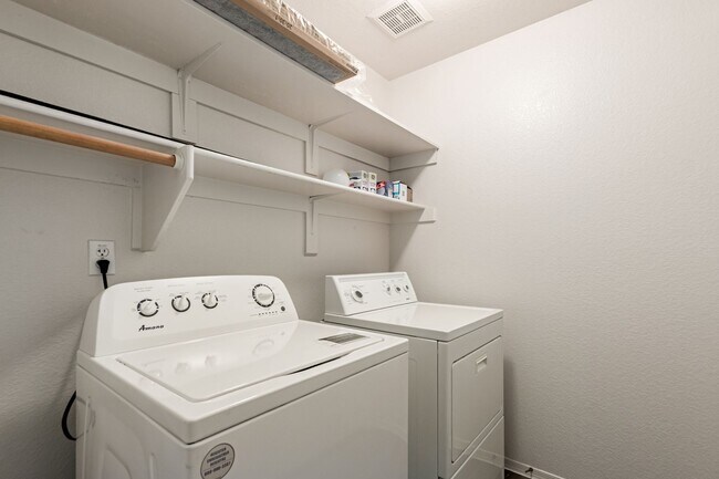 Building Photo - Beautiful Single-Level Home in Prime Locat...