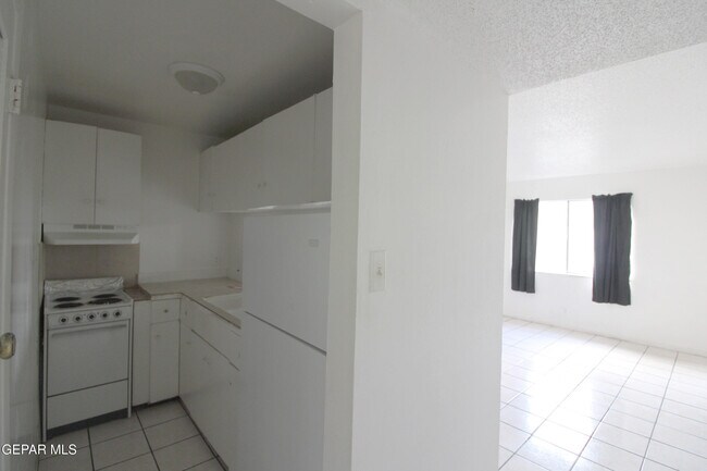 Building Photo - 5200 Carousel Dr