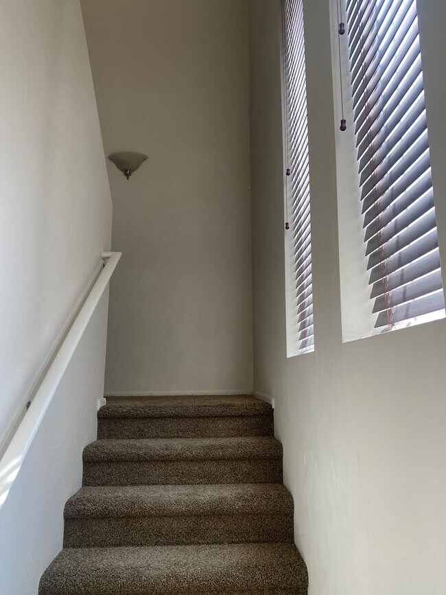 Building Photo - 2 bed, 2.5 bath, 2 car garage Townhome
