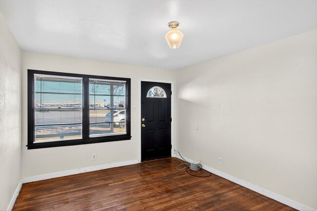 Building Photo - 2011 W 16th St