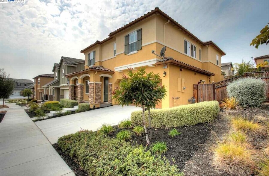 Building Photo - 4628 Kinsley St