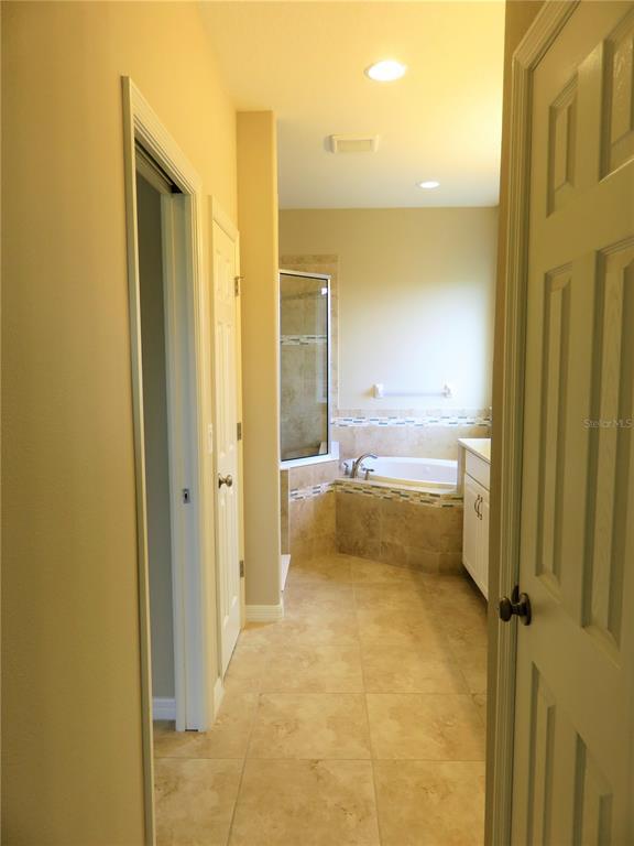 Building Photo - 8828 Tropical Palm Dr
