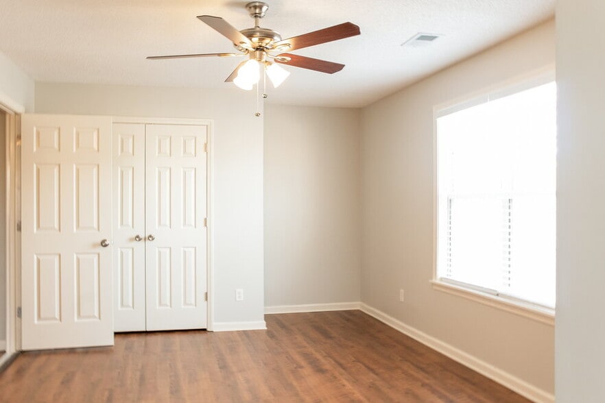 Building Photo - 1253 Greenwich Dr
