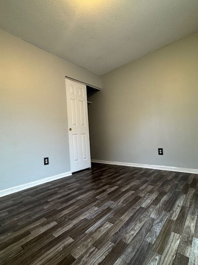 Building Photo - 112 Sandy Dr