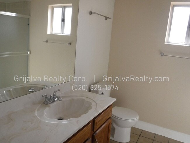 Building Photo - Cute 2 Bedroom, 2 Bath Townhome  (Speedway...