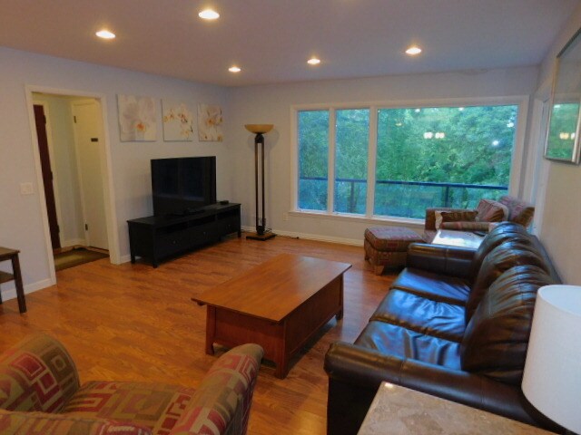 Building Photo - 819 Kenwood Pkwy